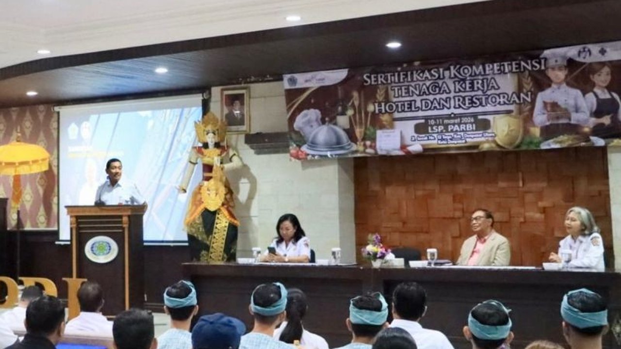 Dinas Pariwisata Kota Denpasar tingkatkan Sertifikasi Kompetensi Pekerja Pariwisata, membekali 170 tenaga hotel dan restoran agar profesional dan berdaya saing di kancah global.