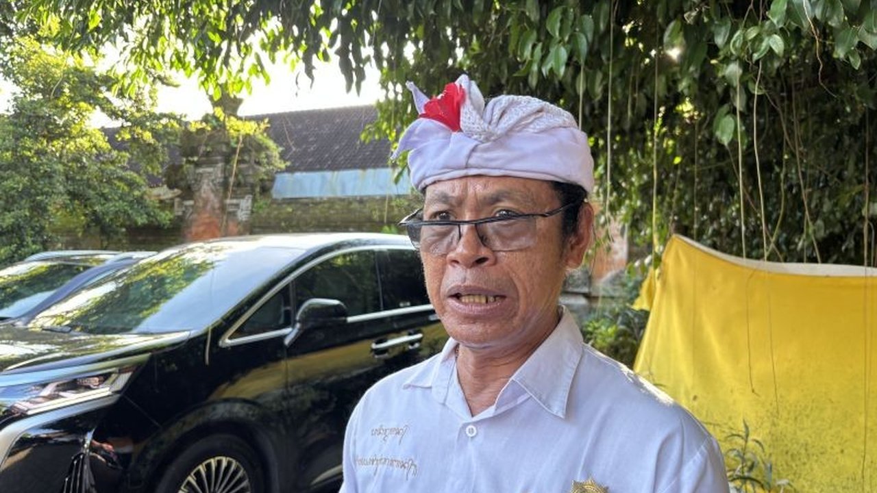 Parisada Hindu Dharma Indonesia (PHDI) Bali dan Majelis Ulama Indonesia (MUI) Bali menanggapi pro kontra potensi bersamaan Nyepi dan Takbiran, menyerukan umat beragama di Bali untuk menjaga toleransi dan ketertiban. Simak selengkapnya!