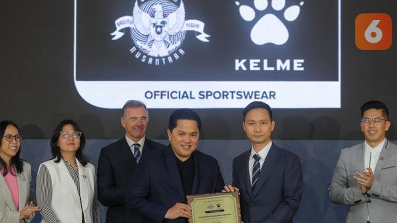 Ketua Umum Persatuan Sepak Bola Seluruh Indonesia (PSSI) Erick Thohir (ketiga kanan) menerima plakat kerja sama dari Chairman of CEO Kelme Global, Clinten KE (kedua kanan) disaksikan Waketum