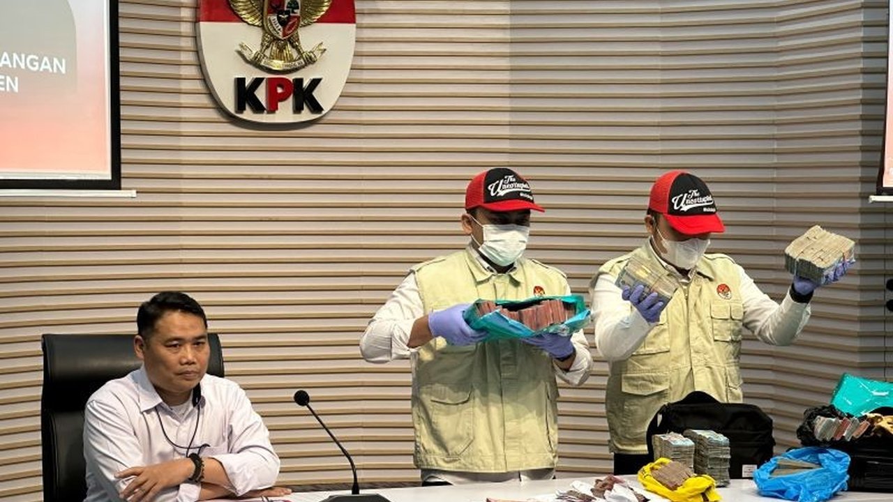 Komisi Pemberantasan Korupsi (KPK) berhasil menyita uang tunai Rp756,8 juta dalam operasi tangkap tangan (OTT) Bupati Rejang Lebong Fikri Thobari, mengungkap dugaan suap proyek di lingkungan Pemkab Rejang Lebong yang menarik perhatian publik.