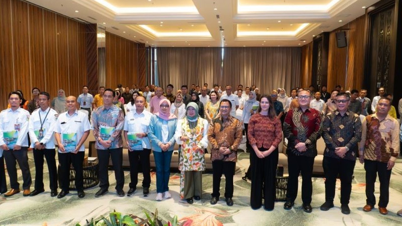 Bappenas mendesak Nusa Tenggara Barat (NTB) untuk mempercepat Akselerasi Pembangunan Rendah Karbon demi mencapai target Indonesia Emas 2045 dan Net Zero Emissions 2060, dengan kolaborasi multipihak.