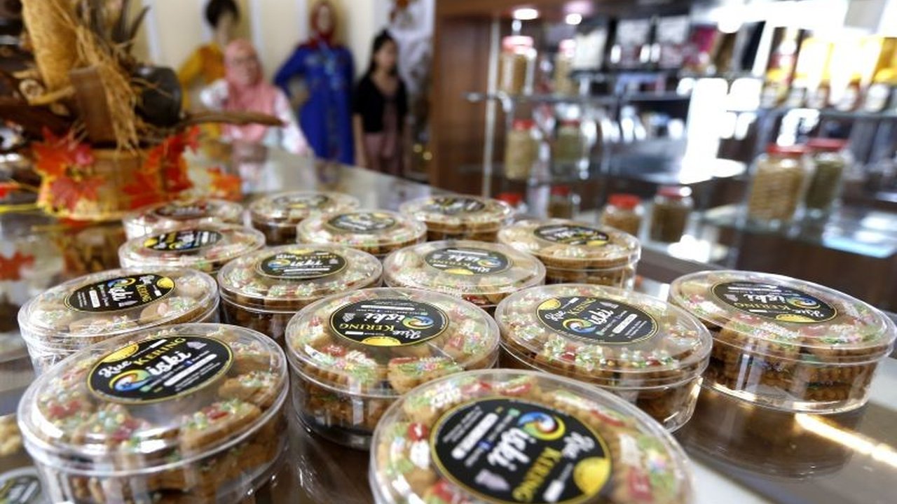 UMKM Kue Kering Bone Bolango di Sentra Kue Karawo alami lonjakan pesanan drastis selama Ramadan 1447 Hijriah, penuhi kebutuhan hidangan Idul Fitri dan perluas pasar hingga kota besar.