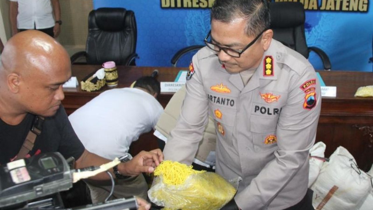 Polda Jateng berhasil mengungkap **pabrik mi berformalin di Boyolali** yang beroperasi sejak 2019 dengan kapasitas produksi fantastis mencapai 1,5 ton per hari. Simak bahaya dan dampaknya!