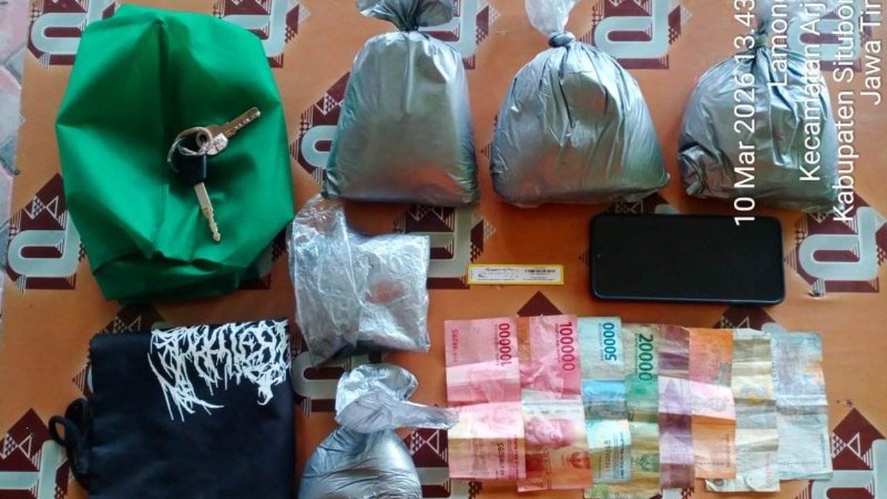 Polres Situbondo mengungkap **peredaran bubuk petasan**, membekuk dua tersangka dan menyita 4,5 kg serbuk peledak, memutus rantai pasca ledakan yang menewaskan korban.