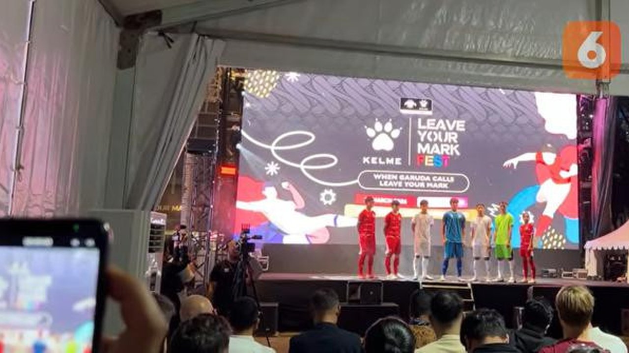 Suasana launching jersey Timnas Indonesia dari Kelme di Plaza Utara GBK, Jakarta, Kamis (12/3/2026). (Tangkapan layar live streaming Youtube Bola.com)