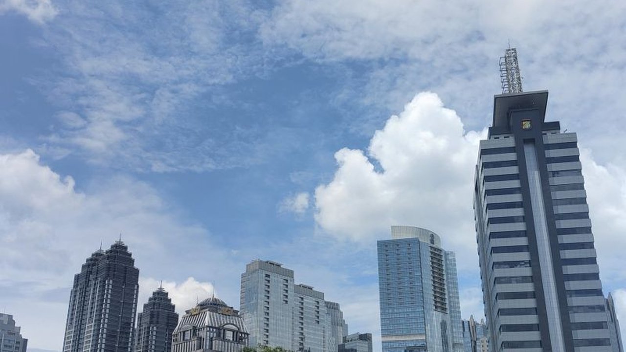 Badan Meteorologi, Klimatologi, dan Geofisika (BMKG) memprakirakan sebagian besar wilayah Jakarta akan menikmati cuaca cerah pada hari Kamis ini, memberikan informasi penting terkait prakiraan cuaca Jakarta.