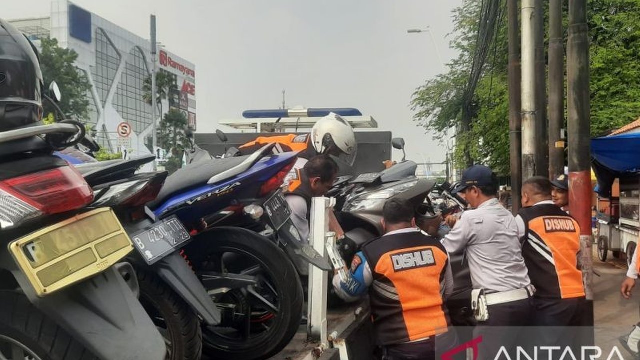 Suku Dinas Perhubungan Jakarta Timur (Sudinhub Jaktim) terus menggencarkan penindakan parkir liar di kawasan Matraman Raya, khususnya depan Polres Metro Jakarta Timur, demi kelancaran lalu lintas dan ketertiban umum.