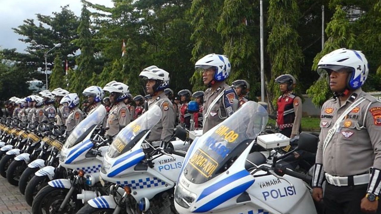 Polda Maluku mengerahkan 2.201 personel gabungan dalam Operasi Ketupat 2026 guna memastikan keamanan dan kelancaran Pengamanan Idul Fitri 2026 di seluruh wilayah Maluku, membuat perayaan lebih nyaman.