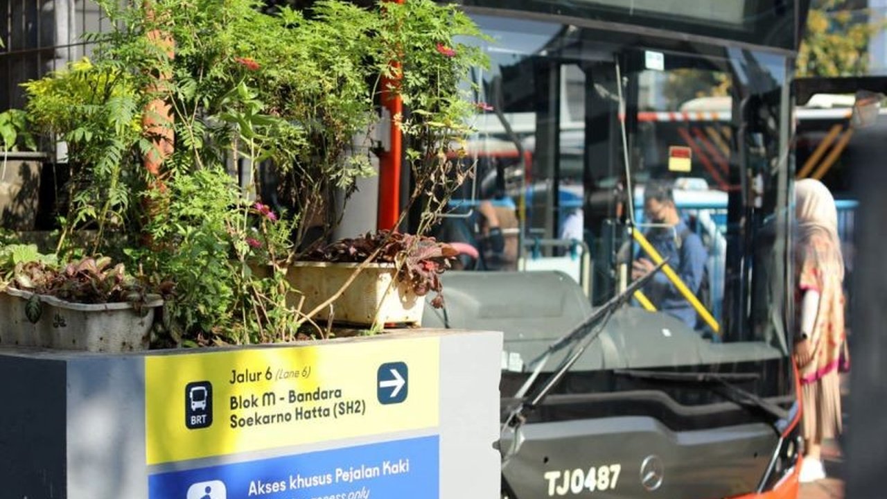 Rute baru Transjakarta Bandara Soetta resmi beroperasi, diharapkan dapat meminimalkan kemacetan lalu lintas dan memudahkan akses masyarakat, terutama pemudik, menuju Bandara Internasional Soekarno Hatta.