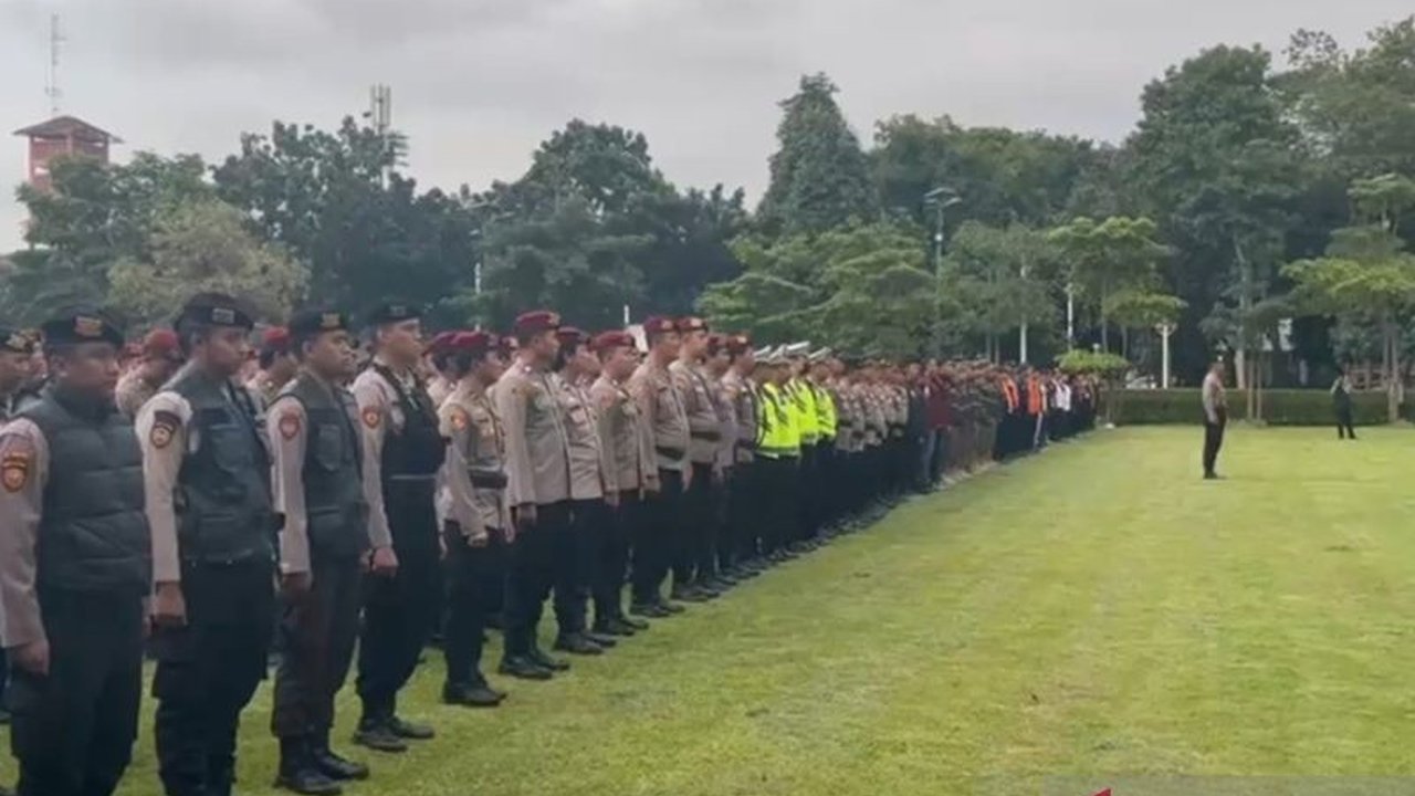 Polres Metro Jakarta Barat menyiapkan ribuan personel untuk Operasi Ketupat 2026, fokus pada pengamanan mudik, tempat ibadah, wisata, serta antisipasi kejahatan dan pemantauan harga kebutuhan pokok.