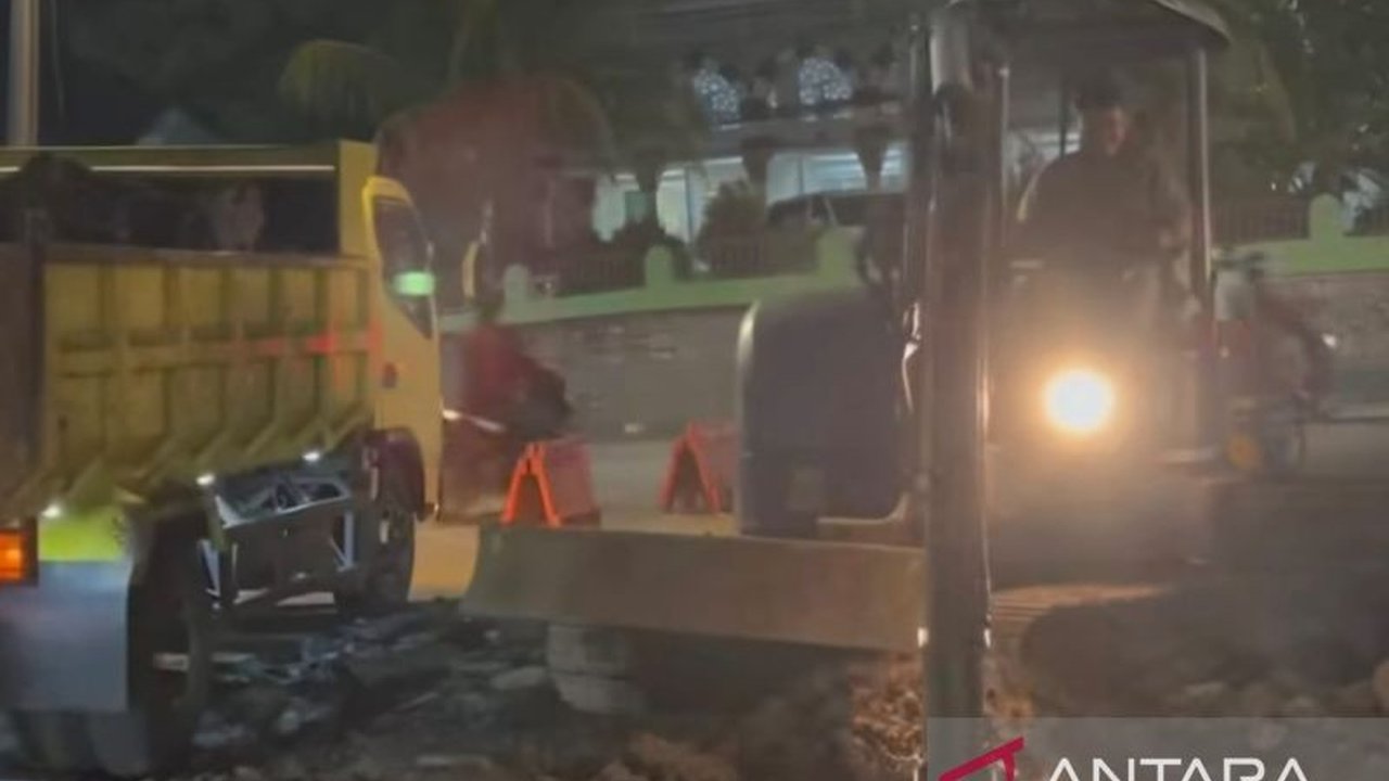 Dinas PUTR Cianjur menargetkan perbaikan jalan Cianjur, termasuk di Tugu Lampu Gentur, selesai H-5 Lebaran agar pemudik dapat melintas dengan aman dan nyaman. Simak detailnya!