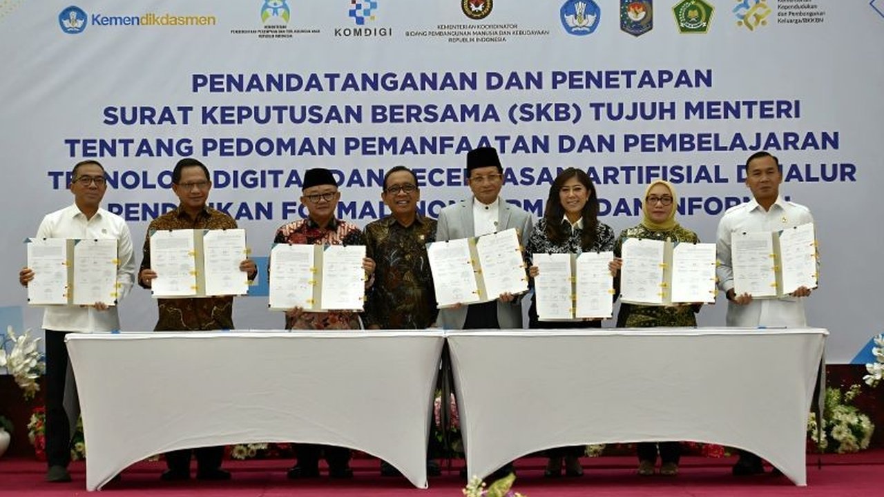 Kemendikdasmen tegaskan dukungan penuh terhadap SKB Tujuh Menteri untuk Pemanfaatan Teknologi Digital Pendidikan dan AI. Simak bagaimana coding dan AI akan merevolusi pembelajaran di sekolah.
