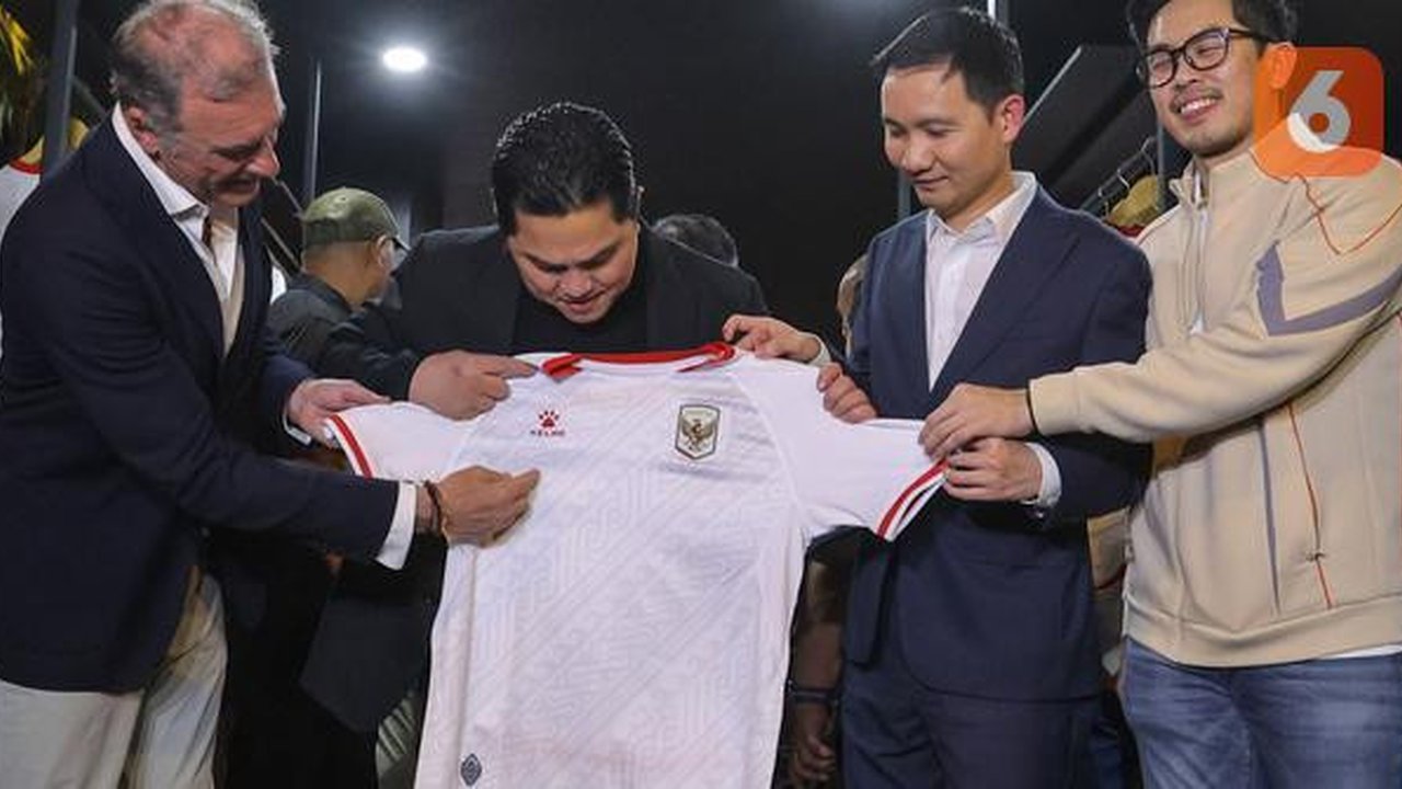 Ketua Umum PSSI, Erick Thohir, memegang jersey away Timnas Indonesia yang baru dilaunching oleh Kelme di Stadion Utama Gelora Bung Karno (SUGBK) Senayan, Jakarta, Kamis (12/3/2026) malam WIB.