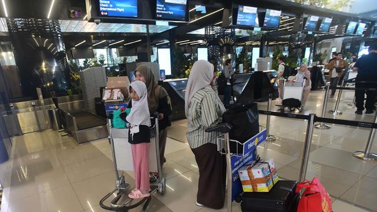 Diperkirakan lonjakan penumpang akan terjadi di 35 bandara yang dikelola kelolaan InJourney selama masa angkutan Lebaran tahun ini. Tampak dalam foto, calon penumpang saat berada di Terminal