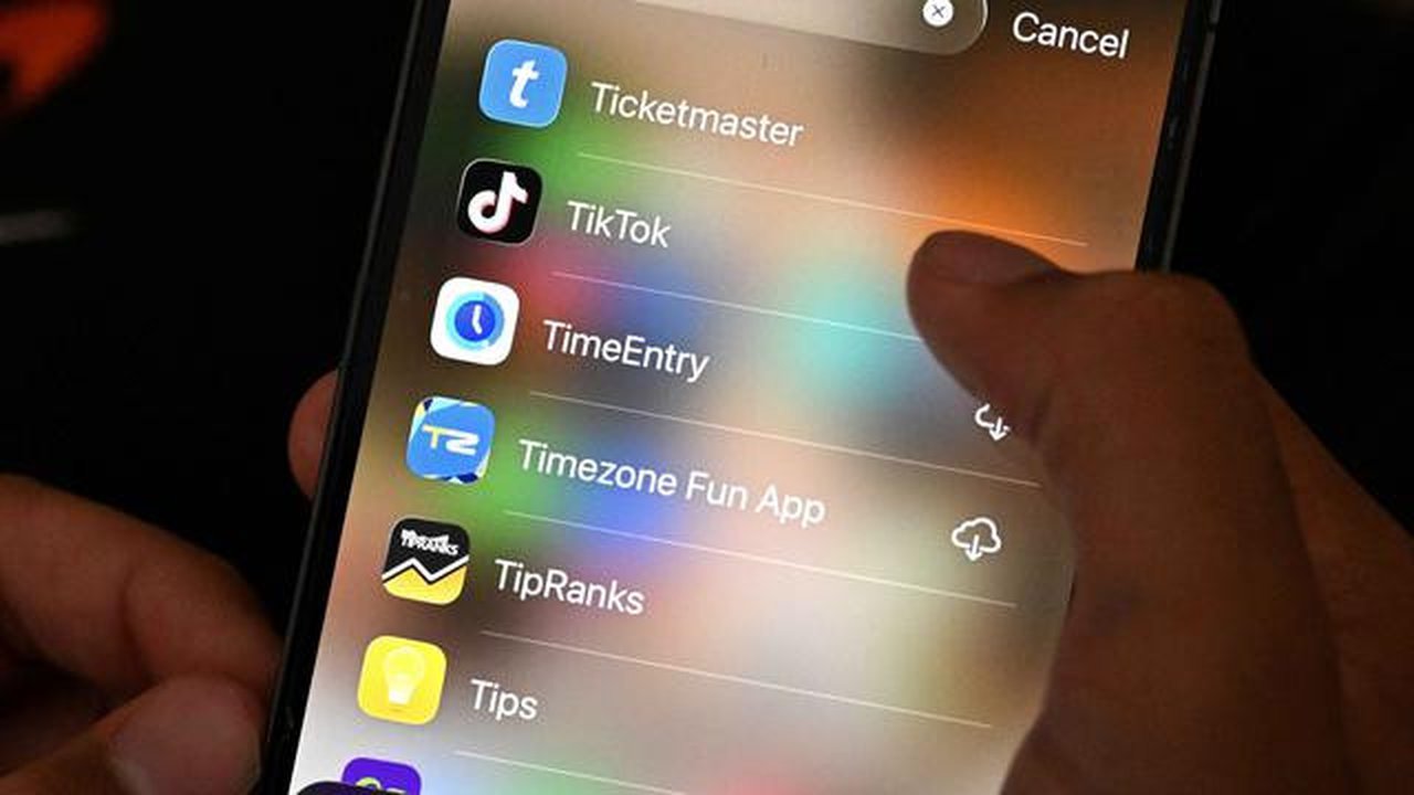 Dengan berlakunya aturan ini, platform media sosial seperti TikTok, Instagram, dan YouTube bakal memblokir lebih dari satu juta akun. Tampak dalam foto, seorang anak laki-laki berusia 13 tahu