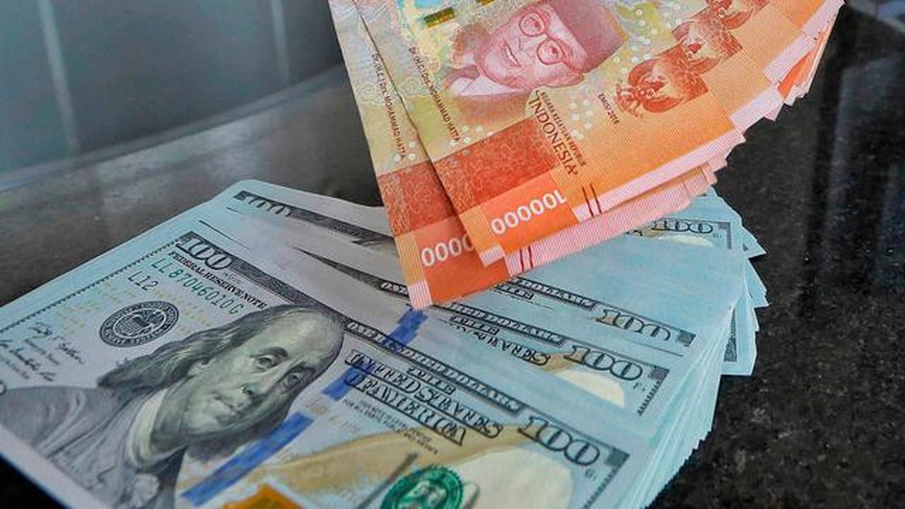 Pegawai memperlihatkan mata uang rupiah di salah satu gerai penukaran mata uang di Jakarta, Kamis (5/1/2023). Mengutip data Bloomberg pukul 15.00 WIB, rupiah ditutup turun 0,22 persen atau 34