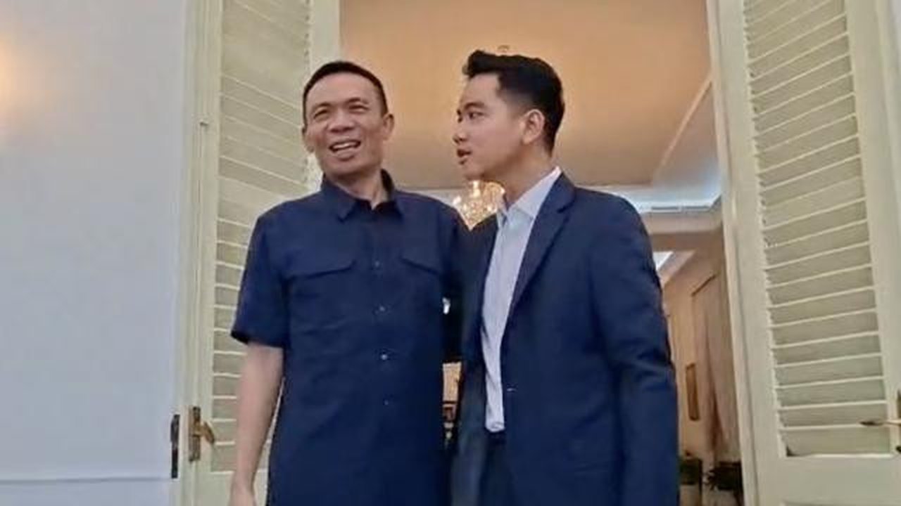 Rismon Sianipar dipeluk Wapres Gibran Rakabuming Raka (merdeka.com/Nur Habibie)