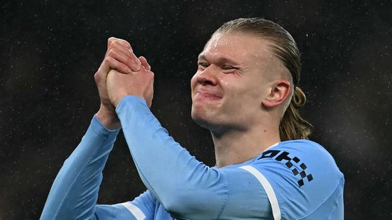 Striker Manchester City, Erling Haaland bereaksi setelah melewatkan sebuah peluang dalam pertandingan sepak bola Liga Premier Inggris antara Manchester City dan Fulham di Stadion Etihad, Manc