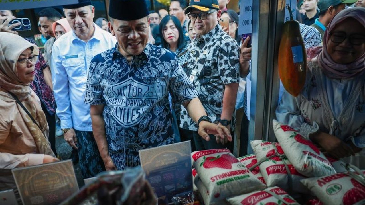 Gubernur Jateng Ahmad Luthfi mendorong seluruh OPD untuk memiliki kepedulian terhadap kondisi masyarakat sekitar, dibuktikan dengan penyaluran bantuan dan pasar murah, wujud nyata Gubernur Jateng Peduli Masyarakat.