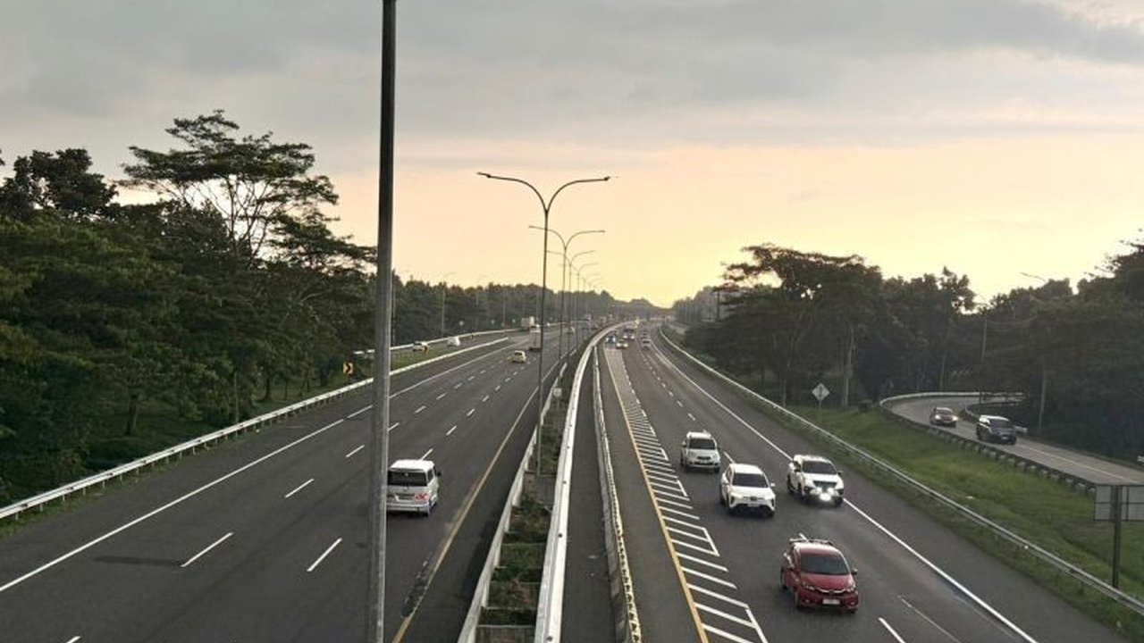 Meskipun Arus Lalu Lintas Tol Cipali H-7 Lebaran terpantau lancar, volume kendaraan mulai menunjukkan peningkatan signifikan menjelang puncak arus mudik. Simak detailnya!