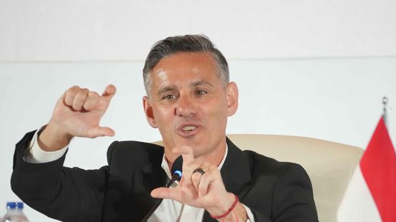 John Herdman menggantikan posisi Patrick Kluivert yang hengkang bersama jajarannya pada Oktober 2025, selepas gagal membawa skuad Garuda lolos Piala Dunia 2026. Tampak dalam foto, pelatih kep