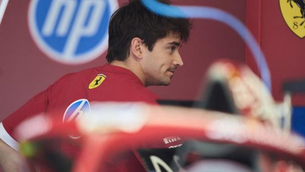 Pembalap Ferrari asal Monako, Charles Leclerc, terlihat di garasinya dekat jalur pit selama sesi latihan kedua untuk Grand Prix Formula 1 Kanada 2025 di Sirkuit Gilles-Villeneuve di Montre