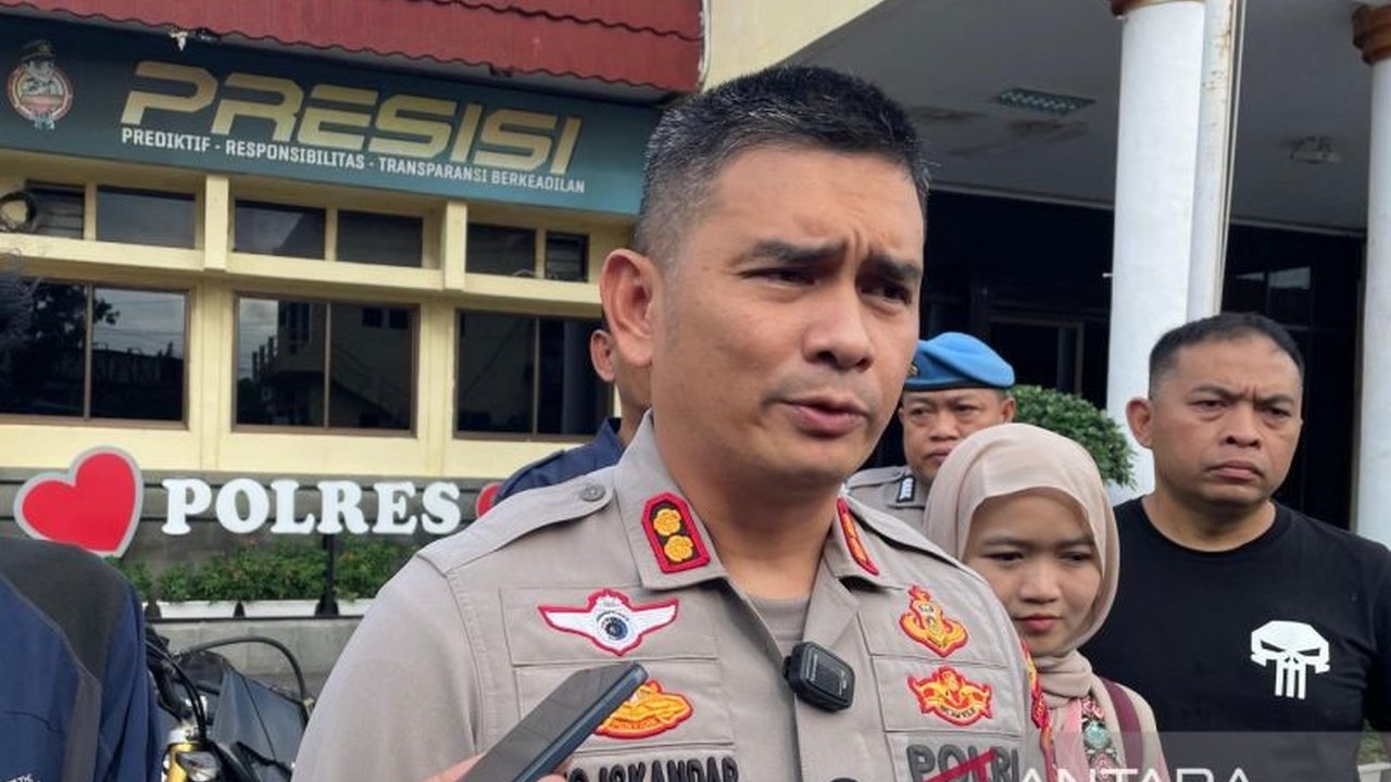 Polres Cirebon Kota mengerahkan ratusan personel dalam Operasi Ketupat Lodaya 2026 guna mengantisipasi dan mencegah potensi kemacetan parah di ruas arteri selama arus mudik Lebaran.