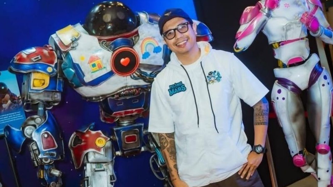Aktor suara Bimoky berhasil menghidupkan karakter Robot Batik di film 'Pelangi di Mars' sebagai figur ayah pelindung, membawa kedekatan emosional bagi penonton.