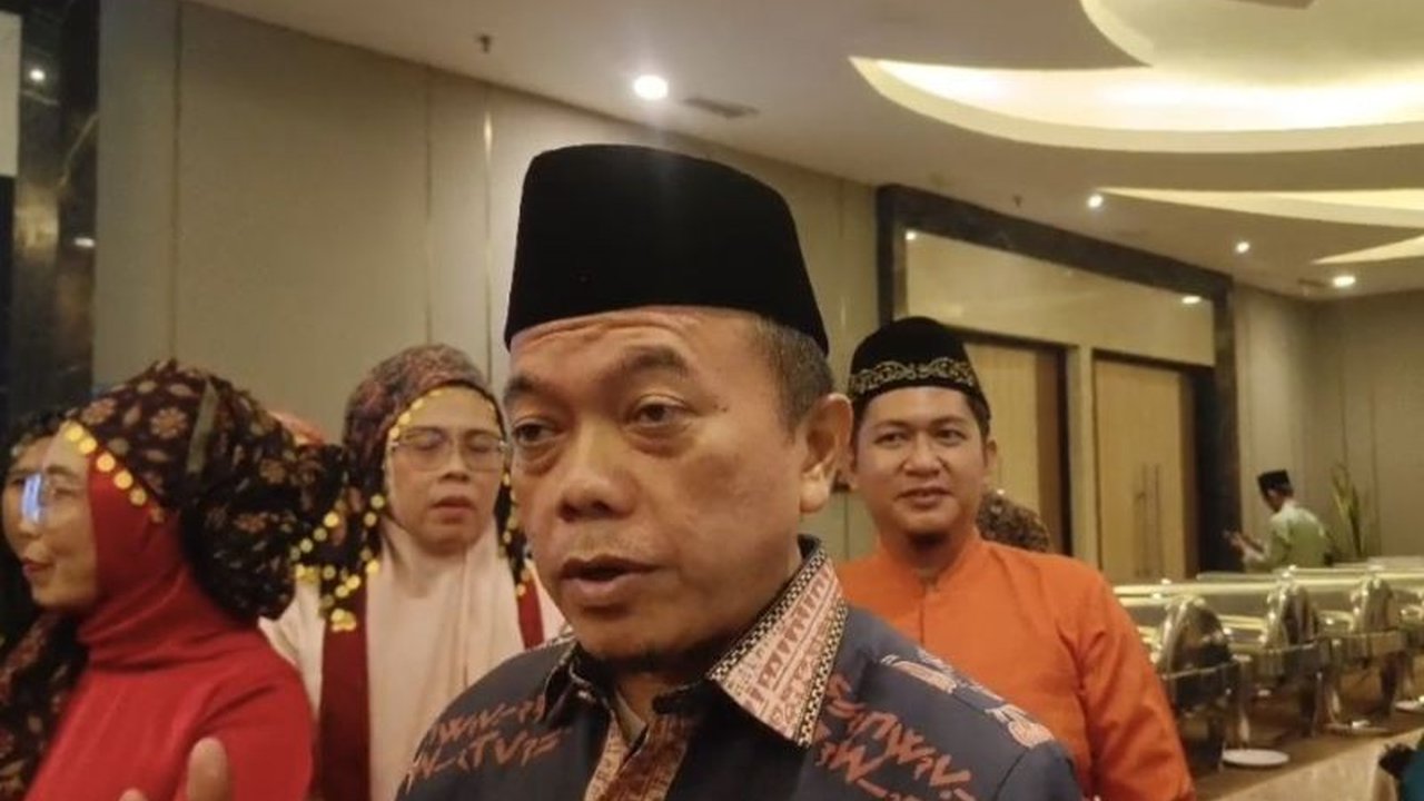 Gubernur Jambi Al Haris mengumumkan Bank Jambi memulai uji coba layanan digital pasca insiden siber. Simak kapan ATM dan M-Banking Bank Jambi akan kembali normal!