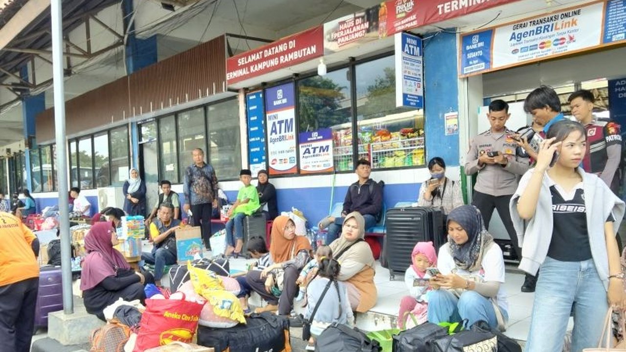 Komisi Perlindungan Anak Indonesia (KPAI) menggelar sesi dongeng interaktif sebagai hiburan anak pemudik di Terminal Kampung Rambutan. Kegiatan ini menarik perhatian keluarga yang menunggu keberangkatan bus.