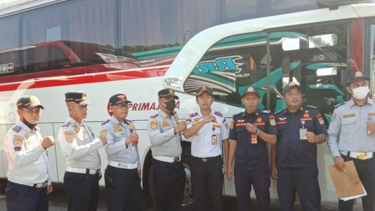 Terminal Kalideres mengintensifkan pengawasan keselamatan perjalanan pada arus mudik Lebaran 2026. Tes urine sopir, pemeriksaan kesehatan, dan ramp check bus dilakukan untuk memastikan kelayakan armada dan kesehatan pengemudi.