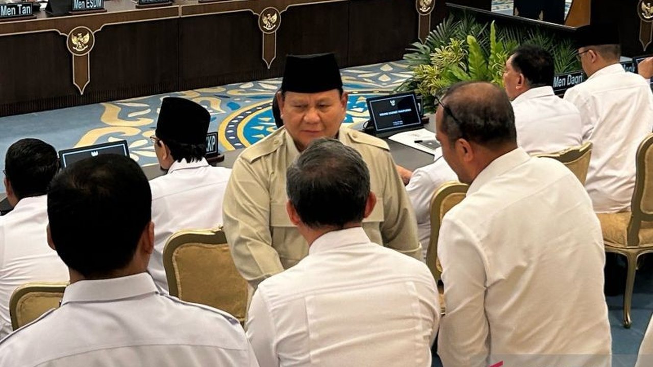Presiden Prabowo Subianto mengambil langkah proaktif dalam antisipasi krisis global, mendorong penghematan BBM dan mempertimbangkan kebijakan WFH demi menjaga stabilitas ekonomi.