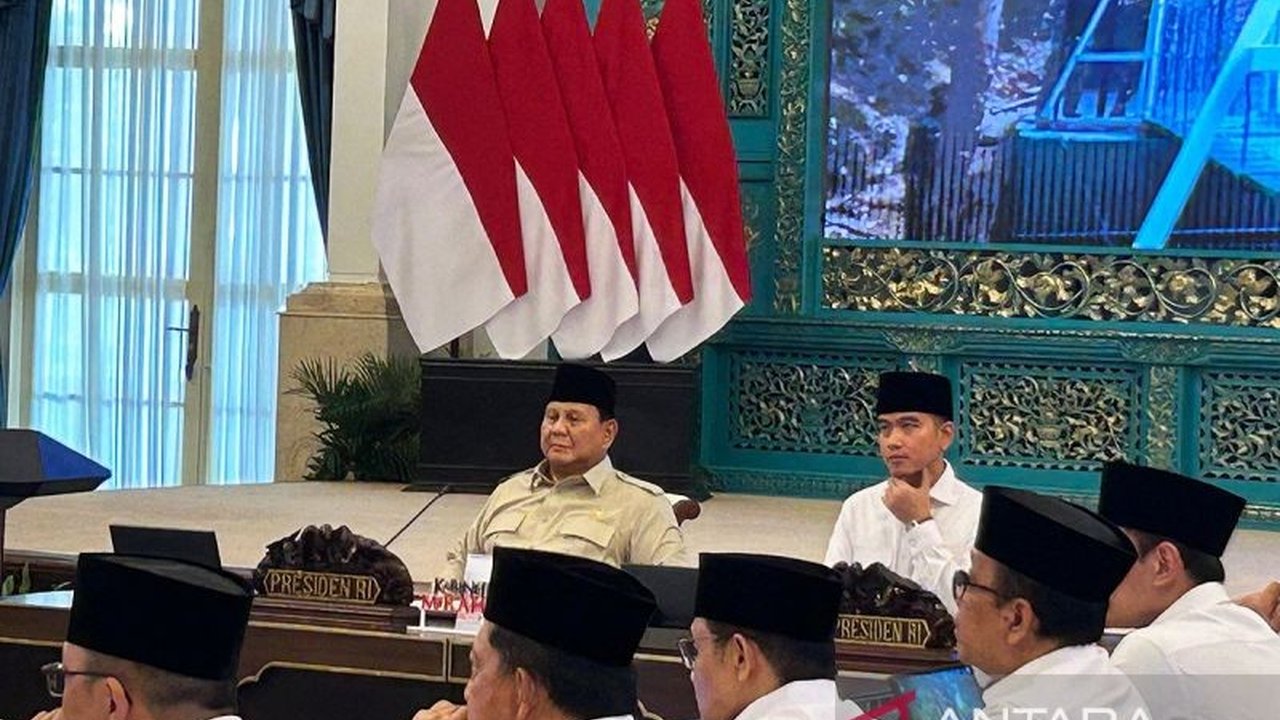 Presiden Prabowo Subianto menegaskan pentingnya kewaspadaan menghadapi krisis global, namun memastikan roda ekonomi tetap berjalan dan rakyat tetap tenang di tengah ketidakpastian global.