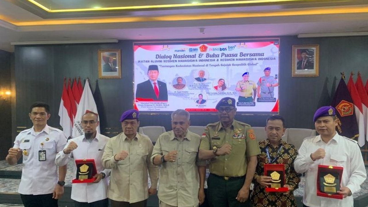 Gejolak Geopolitik Timur Tengah berpotensi menimbulkan dampak luas terhadap stabilitas global dan kedaulatan nasional Indonesia, mulai dari tekanan ekonomi hingga keamanan energi. Ketahanan nasional harus diperkuat menghadapi tantangan ini.