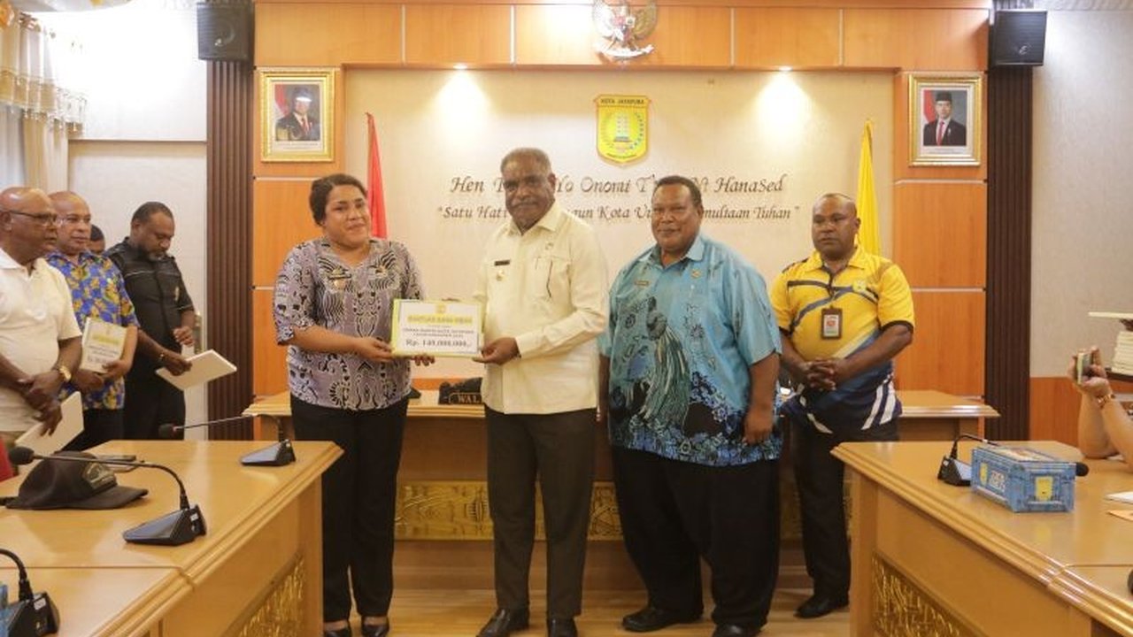 Pemerintah Kota Jayapura menyerahkan Dana Hibah Ormas Jayapura senilai Rp1,2 miliar kepada 17 organisasi kemasyarakatan, bertujuan memperkuat peran ormas dalam pembangunan dan pemberdayaan masyarakat.
