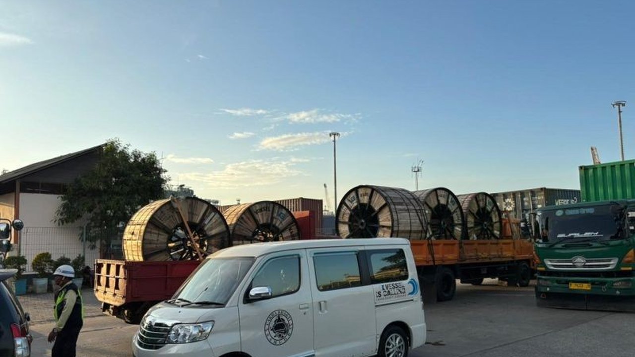 Ratusan truk trailer terjebak Kemacetan Tanjung Priok, melumpuhkan akses menuju pelabuhan terbesar di Indonesia. Apa pemicu antrean panjang ini dan bagaimana penanganannya?