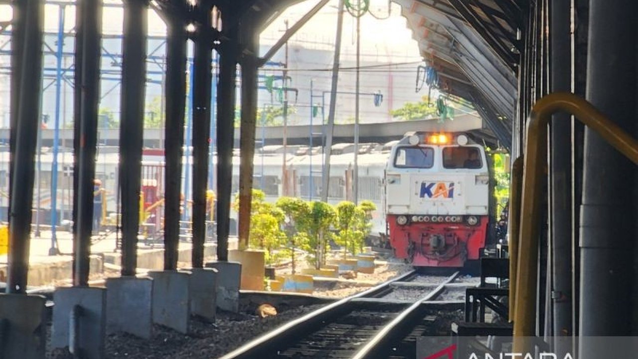 PT KAI Daop 4 Semarang menambah 61 petugas penjaga perlintasan untuk menjamin keselamatan selama libur Lebaran 2026, menegaskan komitmen KAI Semarang Penjaga Perlintasan.