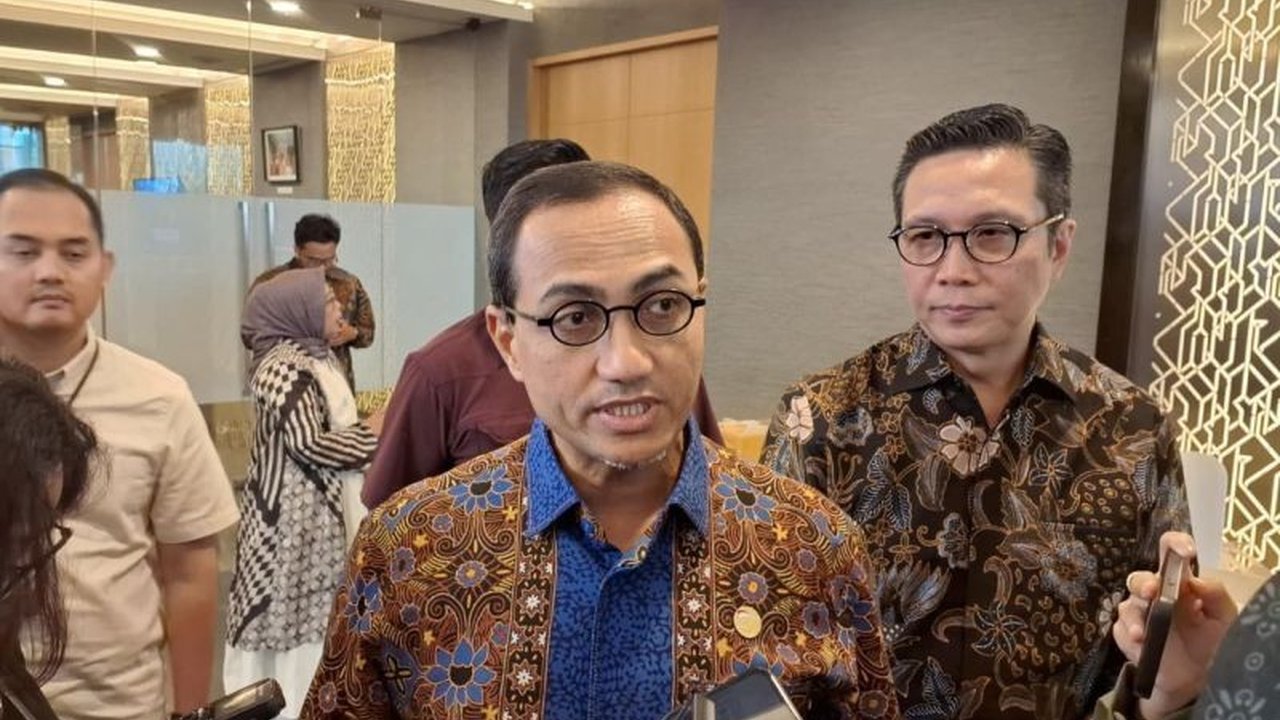 Otoritas Jasa Keuangan (OJK) berencana menyetujui penyesuaian Peraturan Nomor I-A, termasuk kenaikan batas minimum free float 15 persen, yang berpeluang diterbitkan setelah libur Lebaran untuk memperdalam pasar modal Indonesia.