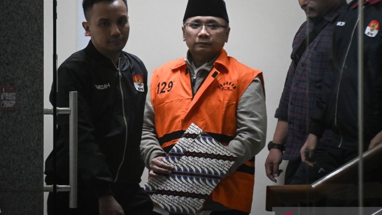 KPK menduga praktik **korupsi kuota haji** 2024 melibatkan mantan Menteri Agama Yaqut Cholil Qoumas dan staf khususnya Gus Alex. Perintah pembagian kuota tambahan diduga telah terjadi sejak November 2023.