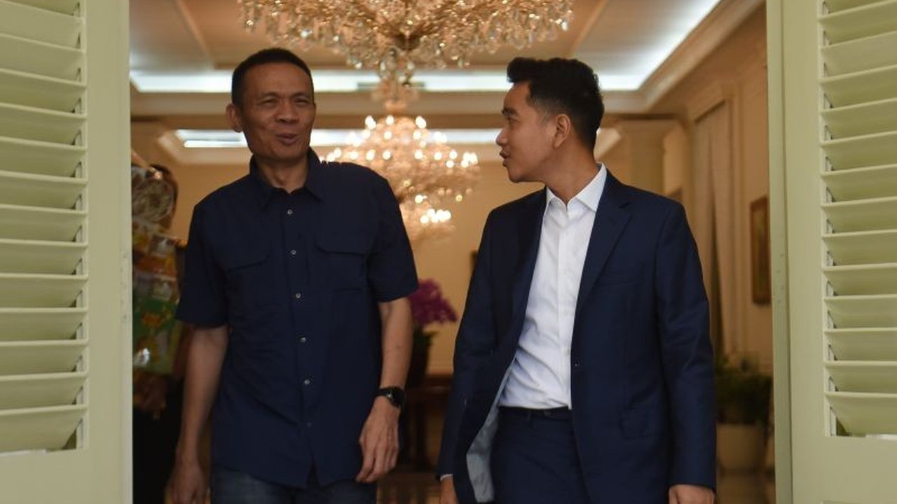 Peneliti dan ahli digital forensik Rismon Sianipar mengajak praktisi seperti Roy Suryo untuk edukasi terbuka membuktikan keaslian ijazah Jokowi dan Gibran, menyusul temuan baru dan permintaan maafnya.