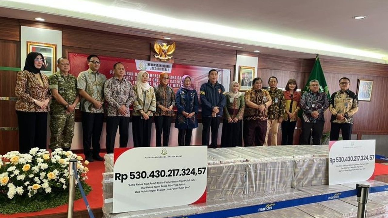 Kejari Jakbar setor Rp530 miliar rampasan judi online dari terpidana Oei Hengky Wiryo ke kas negara, menegaskan komitmen penegakan hukum dan pemulihan aset negara.