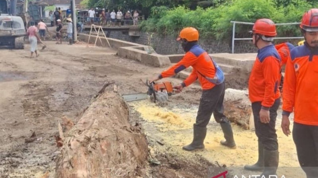 BPBD Gianyar mengerahkan personel dan peralatan untuk mempercepat penanganan Banjir Bandang Buleleng yang melanda Desa Banjar, demi memulihkan aktivitas warga.