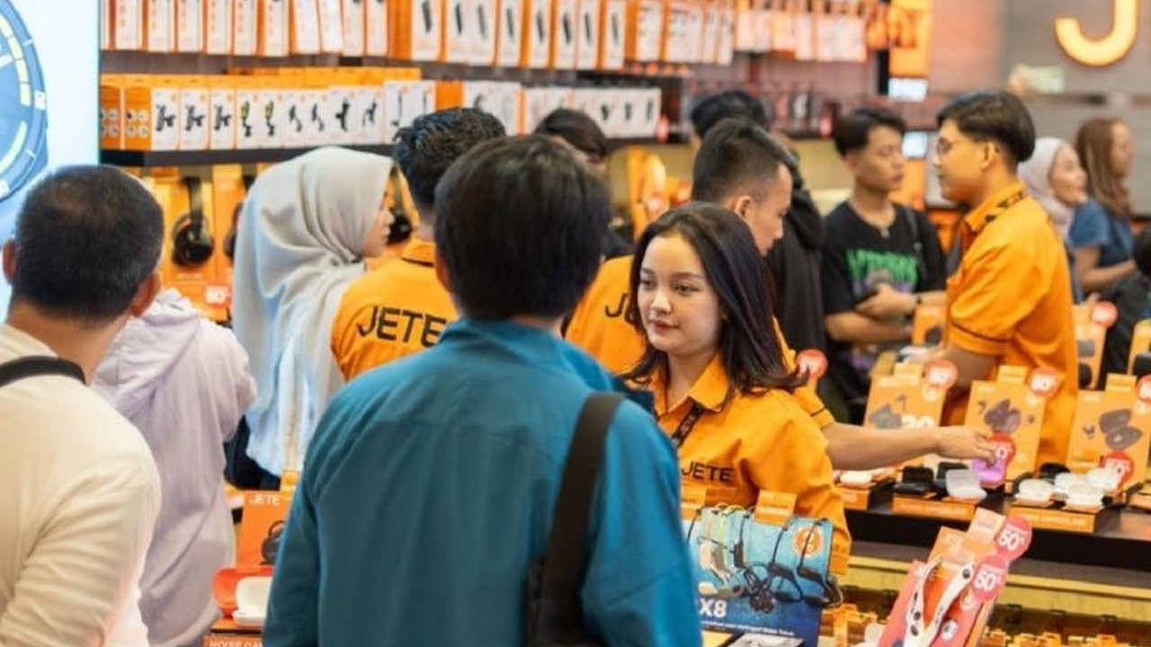 Perubahan teknologi digital menuntut industri ritel bertransformasi. Praktisi menyarankan pengembangan ekosistem bisnis ritel terintegrasi yang menghubungkan produk, distribusi, teknologi, dan komunitas agar tetap relevan dan prospektif.