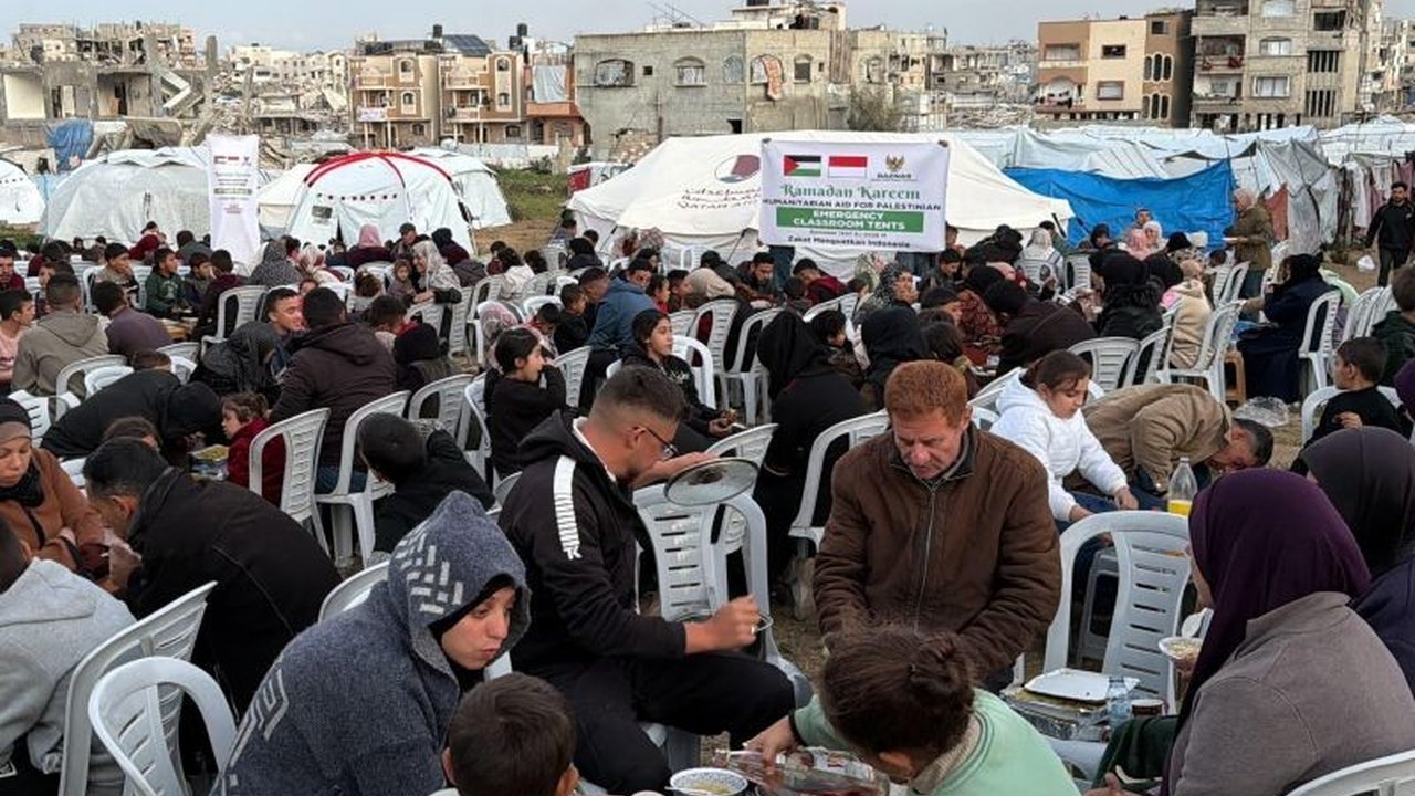 Badan Amil Zakat Nasional (Baznas) mendistribusikan 74.228 porsi bantuan iftar ke Palestina di tengah krisis kemanusiaan, memastikan kehangatan Ramadan tetap terasa bagi pengungsi.
