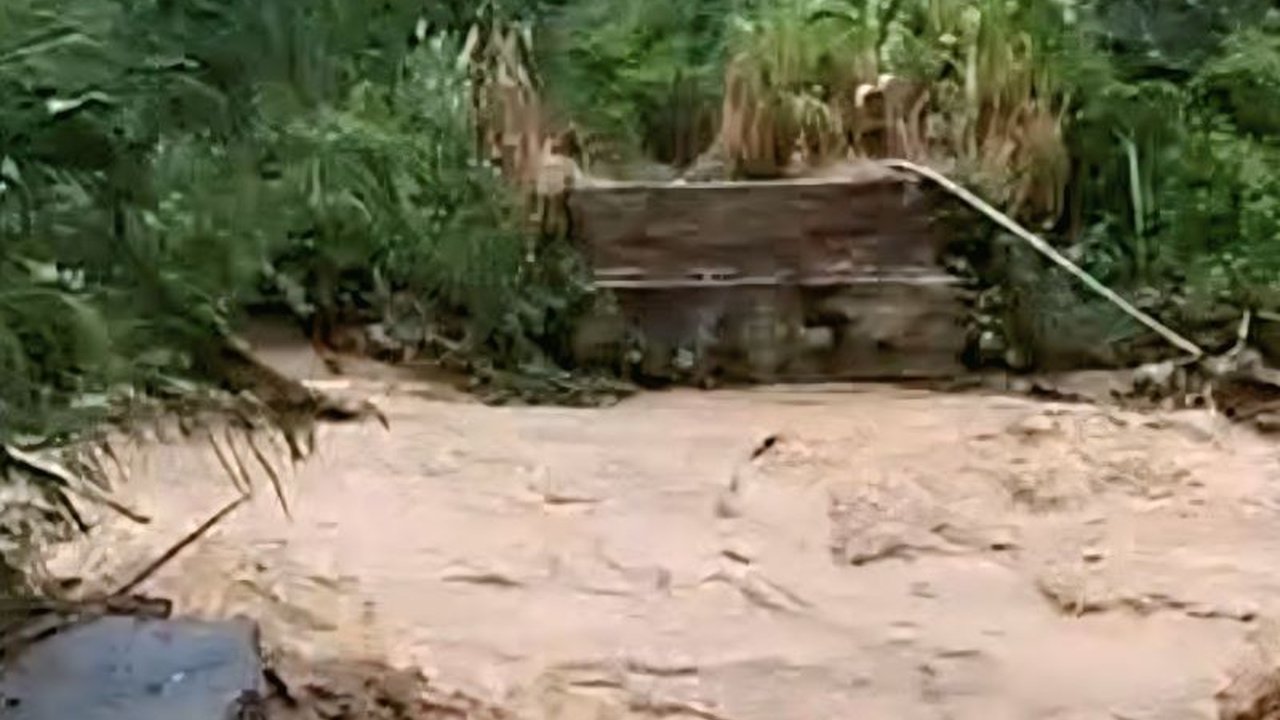 Badan Penanggulangan Bencana Daerah (BPBD) OKU Selatan mengambil langkah sigap dalam Penanganan Jembatan Putus OKU Selatan di Desa Bunut yang ambruk diterjang banjir, memastikan aktivitas warga segera pulih.