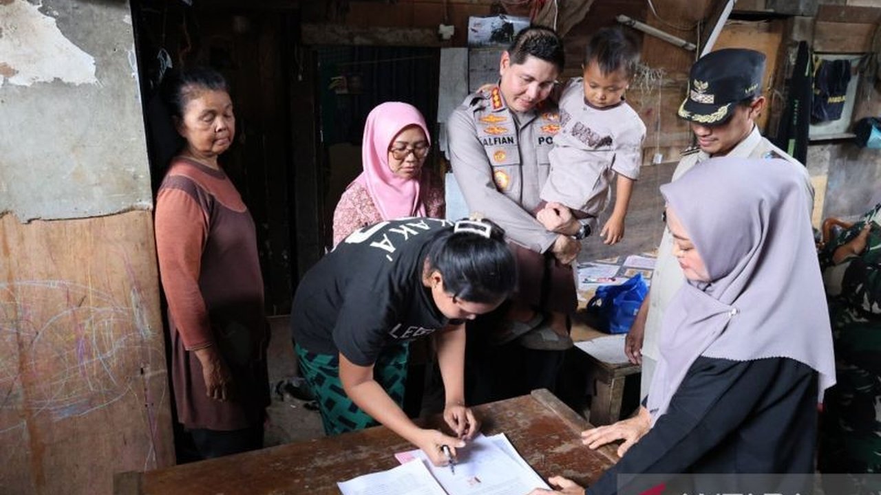 Kisah pilu bocah pemulung viral di media sosial berakhir bahagia setelah Polres Metro Jakarta Timur bergerak cepat memulangkan F (4) ke pangkuan ibunya di Sumedang, Jawa Barat.