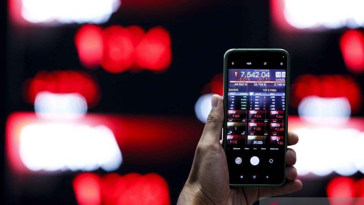 Indeks Harga Saham Gabungan (IHSG) melemah signifikan hari ini, dipicu oleh konflik AS-Iran yang memicu kekhawatiran inflasi energi global dan ekspektasi kebijakan The Fed yang lebih ketat, membuat investor khawatir.