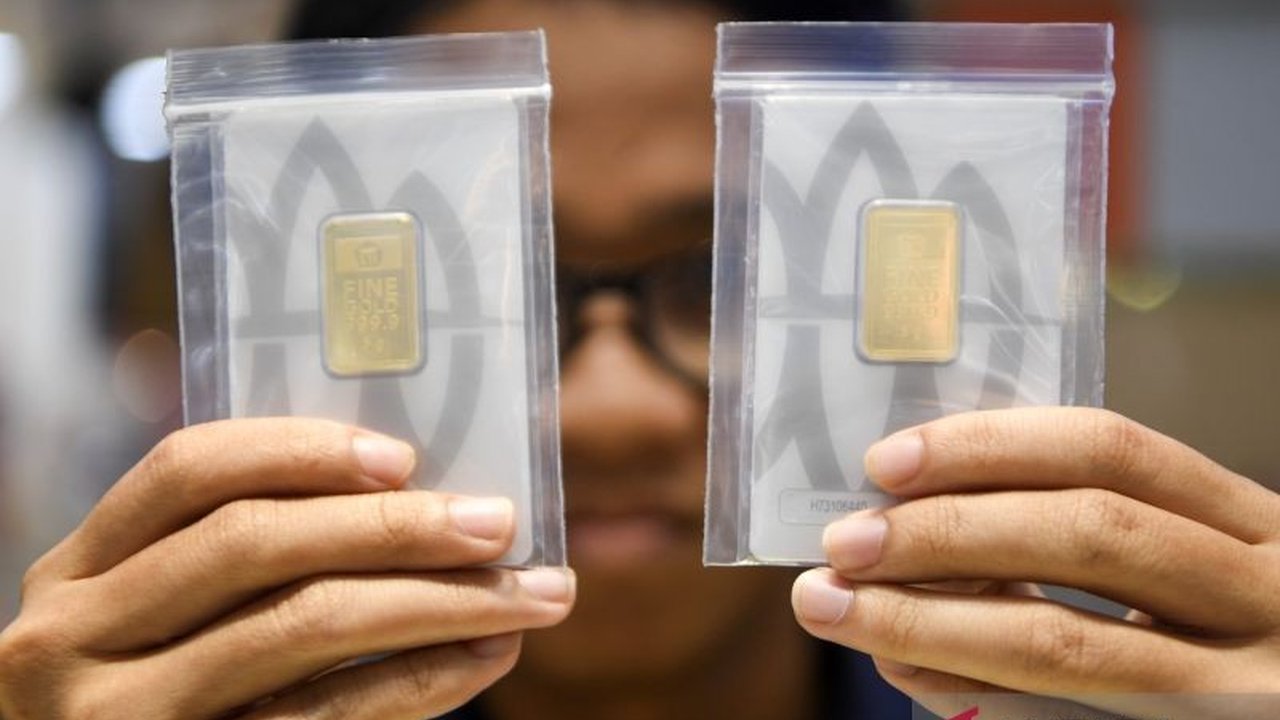 Harga Emas Antam Turun Rp6.000 per gram pada Sabtu ini, mencapai Rp2.663.000. Penurunan ini juga diikuti harga buyback, membuat investor penasaran dengan potensi pasar.