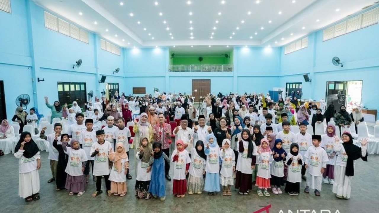 Baznas Kaltim santuni 200 anak yatim duafa di Samarinda, menyalurkan bantuan uang tunai dan paket kebahagiaan untuk menyemarakkan Ramadhan. Program Bahagia Anak Yatim ini didukung penuh mitra perbankan.