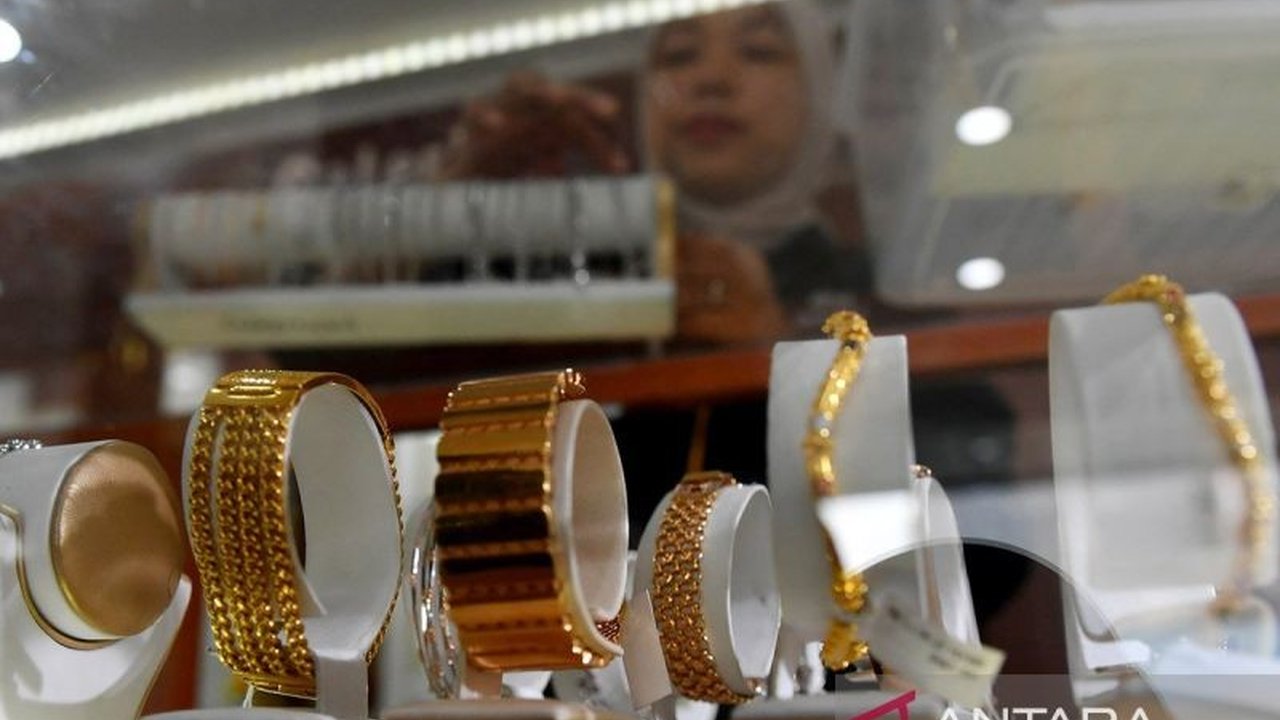 Harga Emas Pegadaian untuk produk UBS dan Galeri24 mengalami penurunan signifikan pada Jumat pagi, menarik perhatian investor dan calon pembeli.